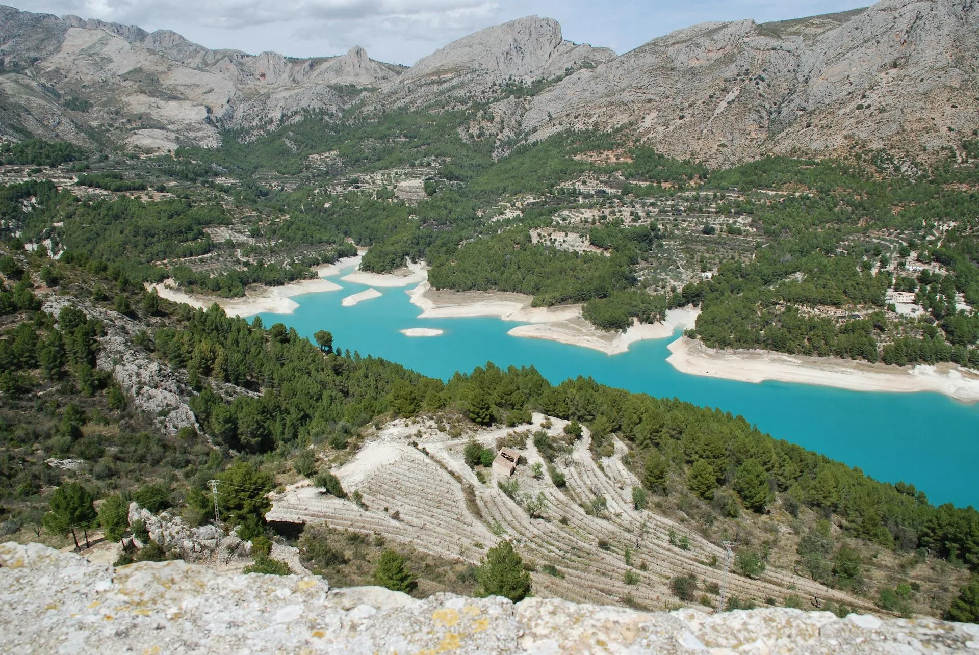 Vista panorámica de Guadalest desde el valle