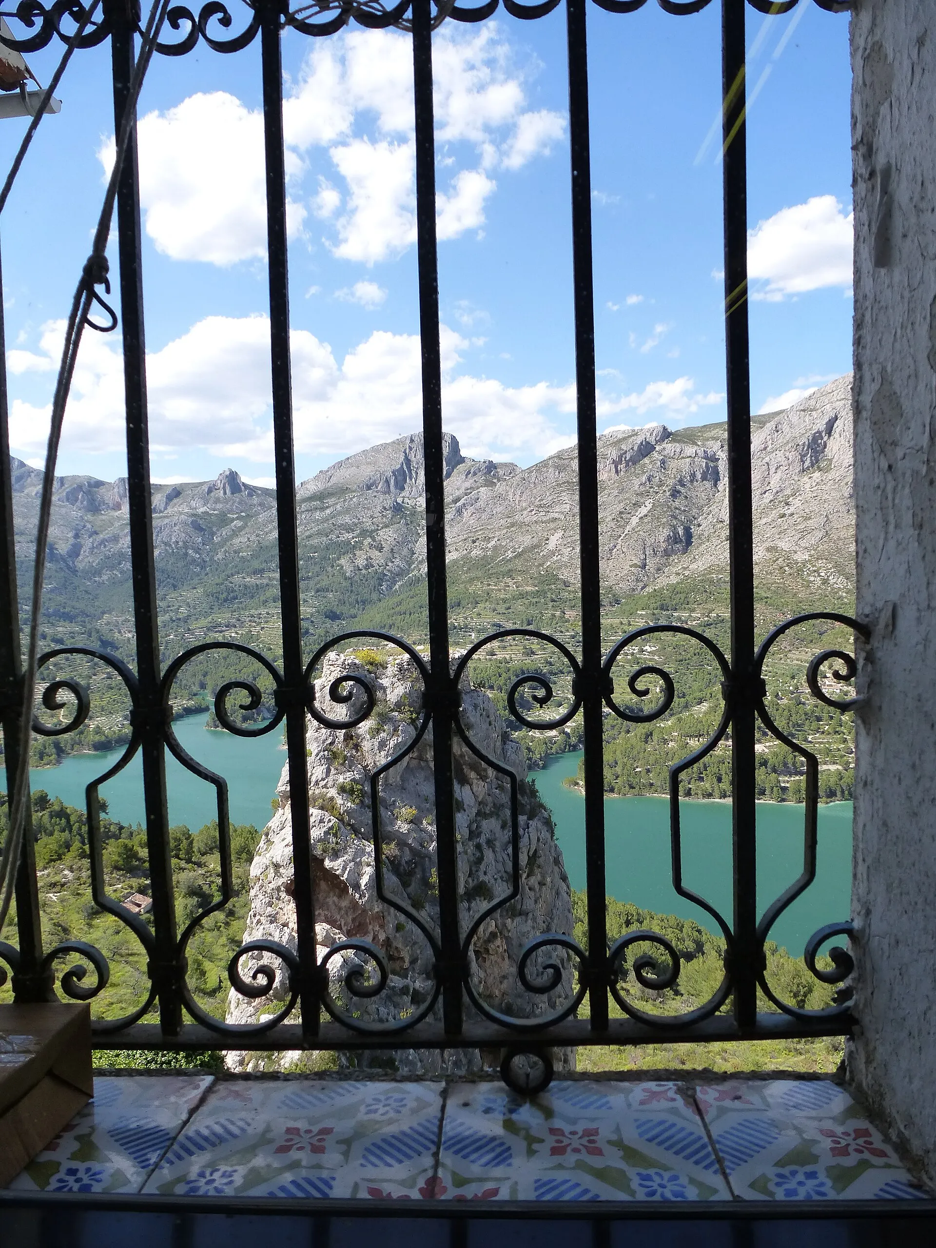 Carretera de montaña CV-70 con curvas entre pinos hacia Guadalest