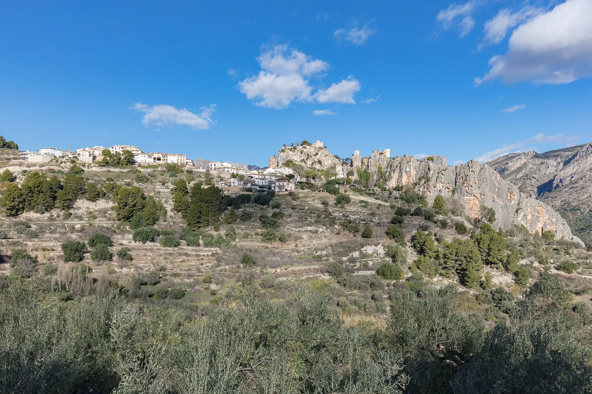 Familia explorando las calles medievales de Guadalest con niños