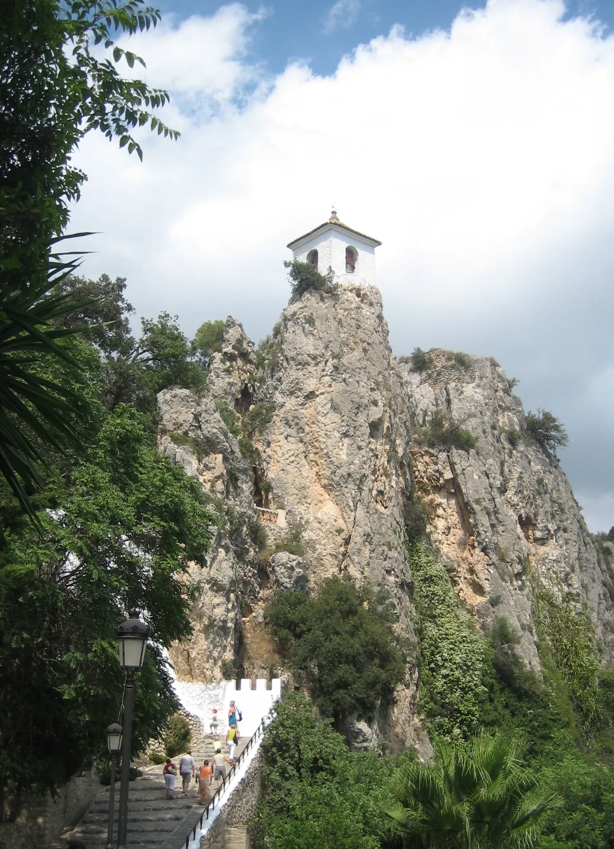 Vista panorámica de Guadalest desde el valle