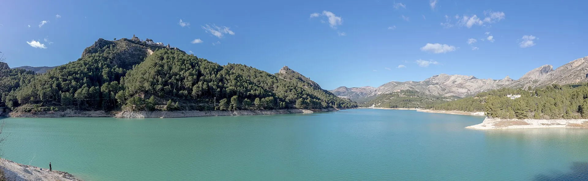 Vista panorámica de Guadalest desde el valle