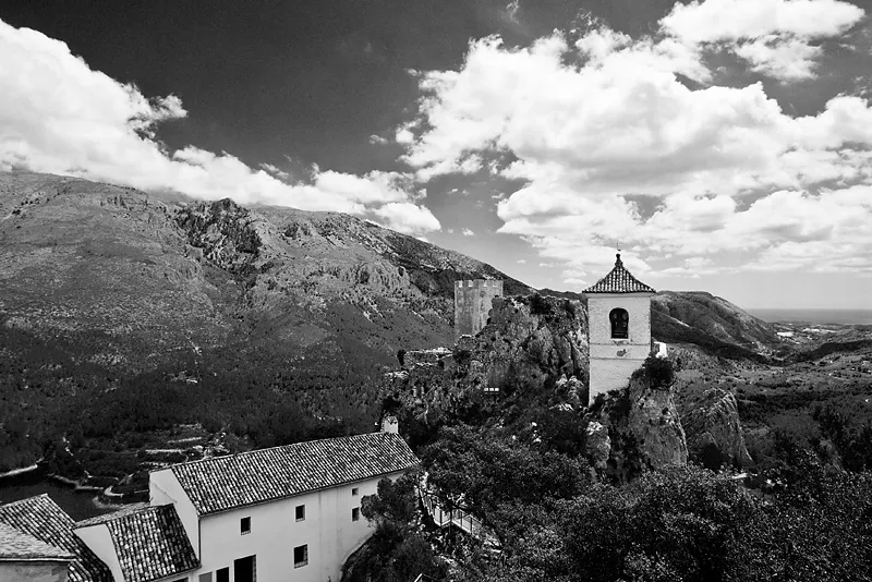 Terraza de restaurante en Guadalest con vistas al valle y platos de cocina local