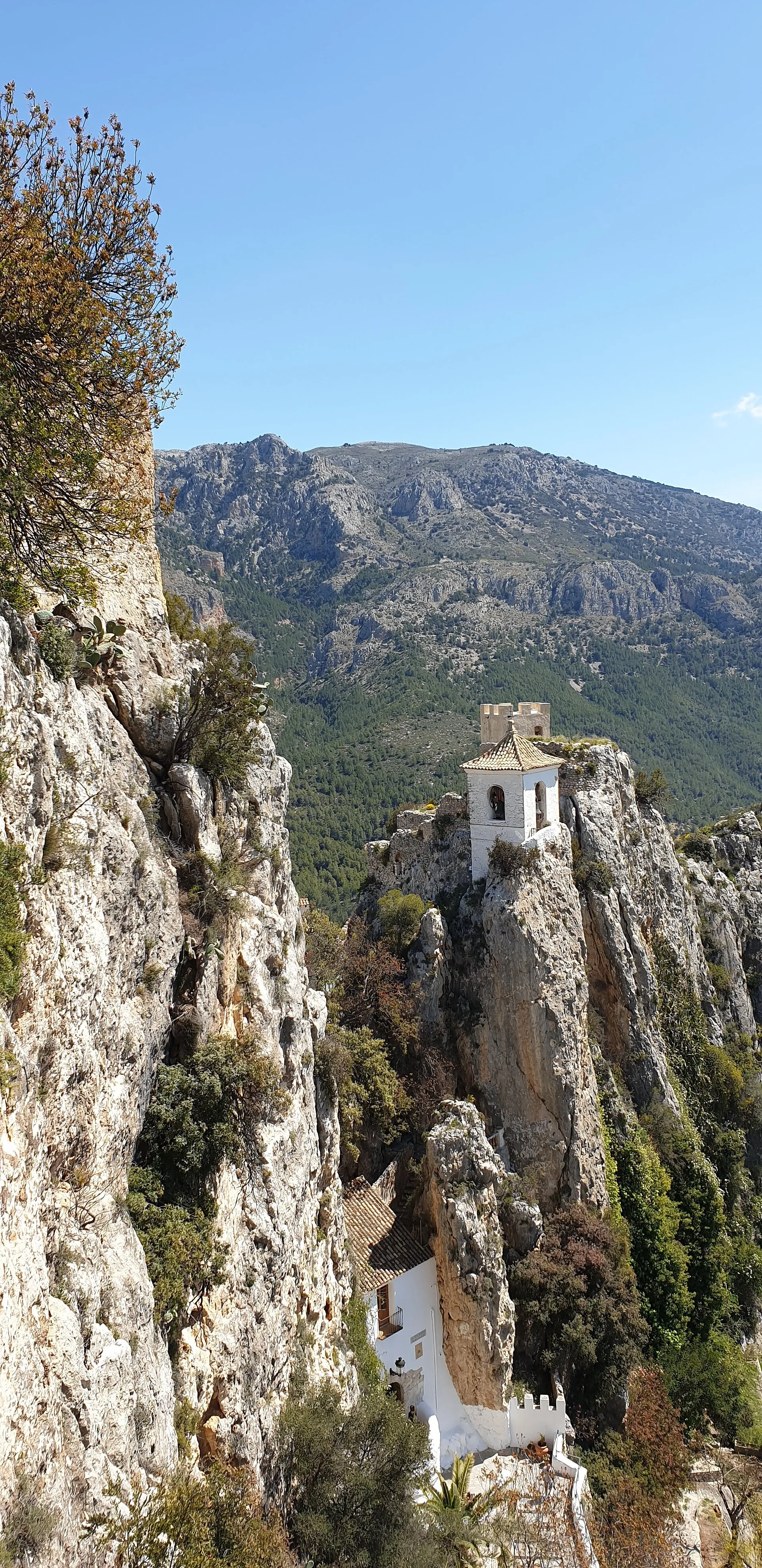 Vista panorámica de Guadalest desde el valle