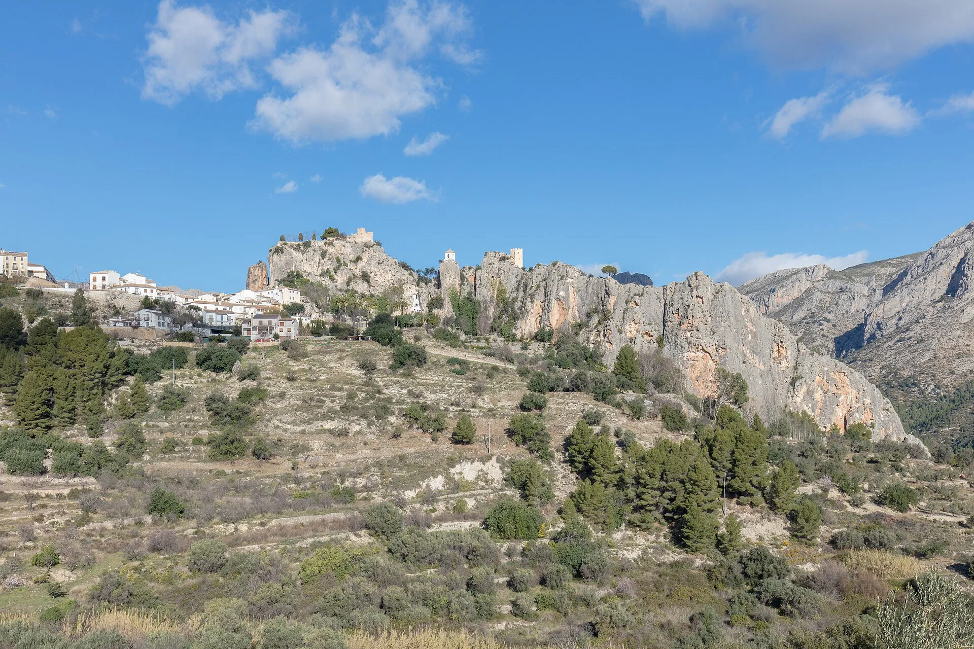Interior de museo de microminiaturas con visitante mirando por lupa