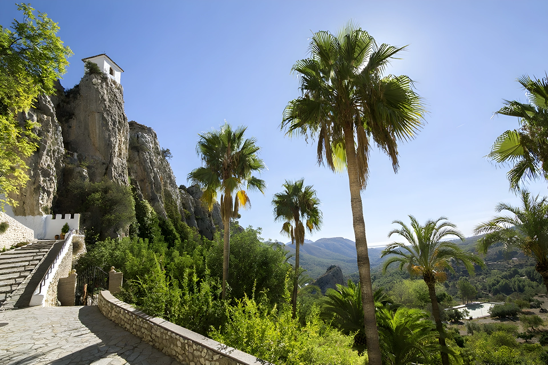 Carretera de acceso a Guadalest con el pueblo al fondo
