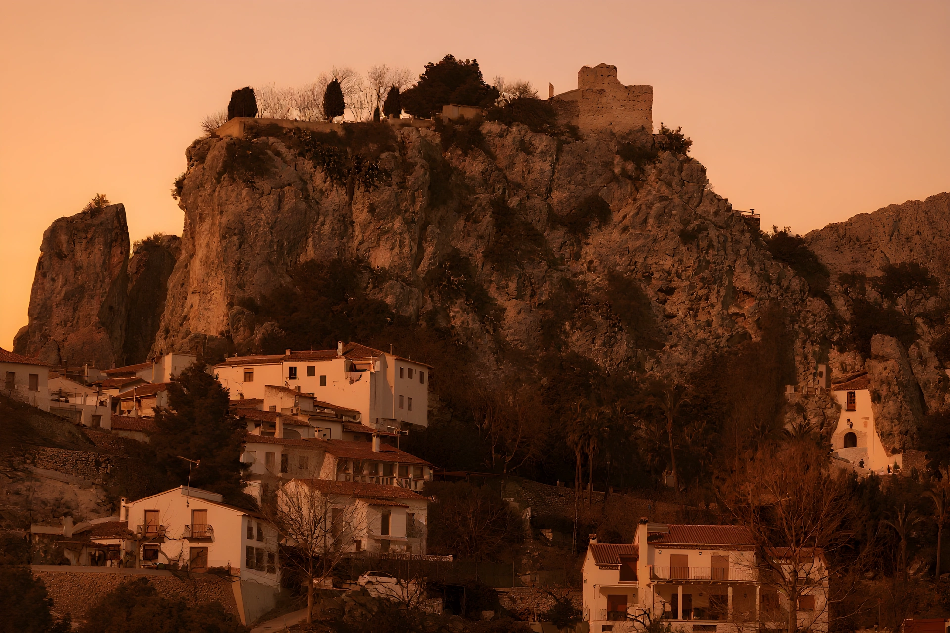 Informacion practica sobre Guadalest con vista del pueblo