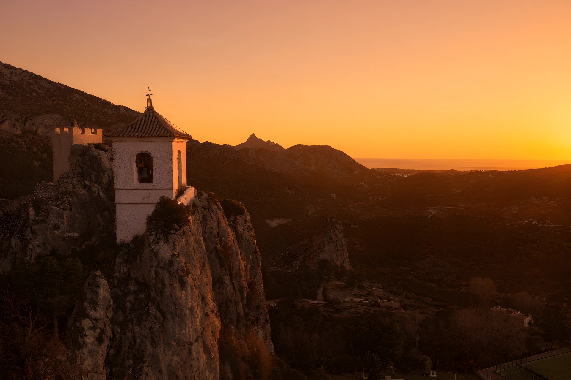 Vista panoramica de Guadalest en un dia soleado de verano