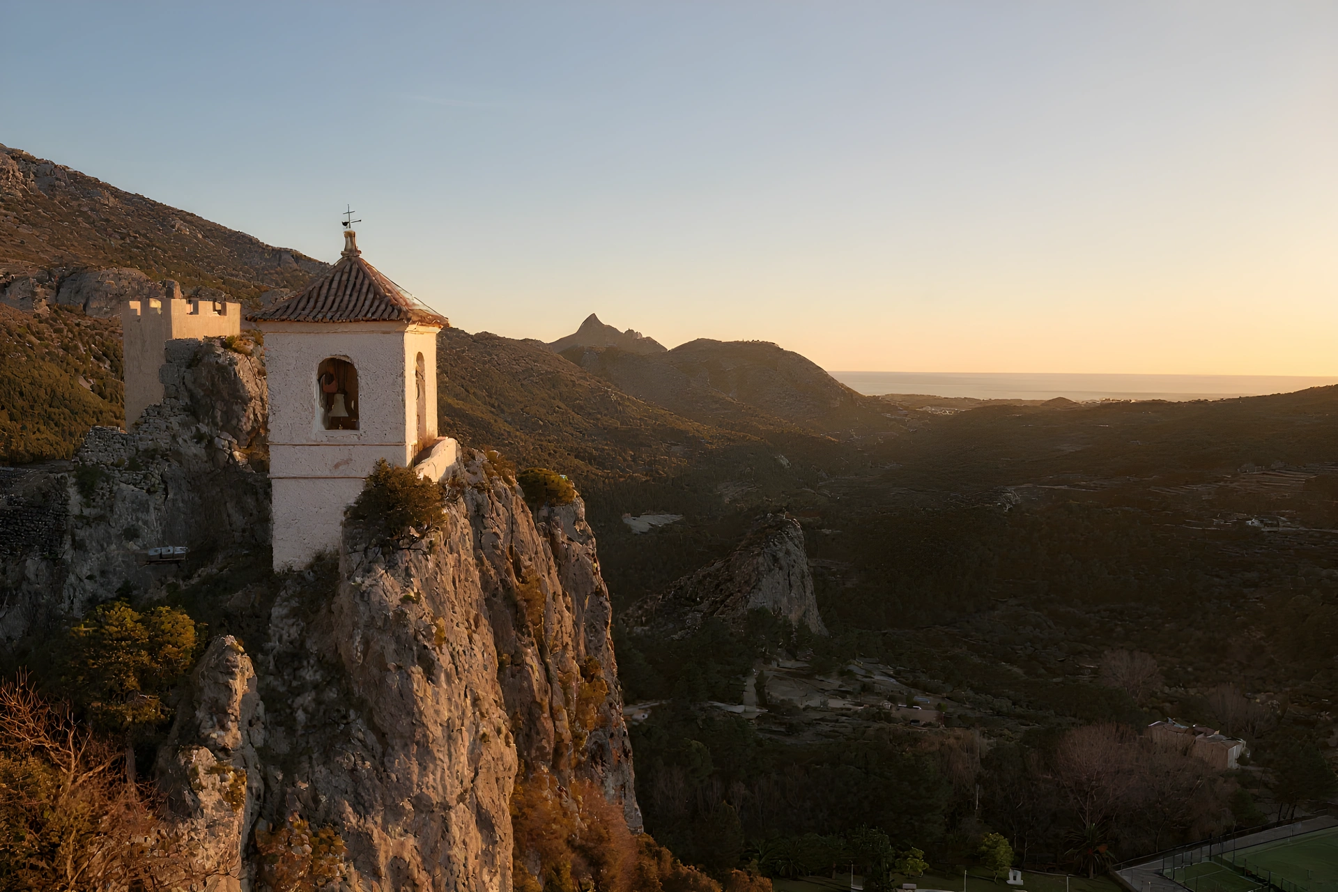 Informacion practica sobre Guadalest con vista del pueblo