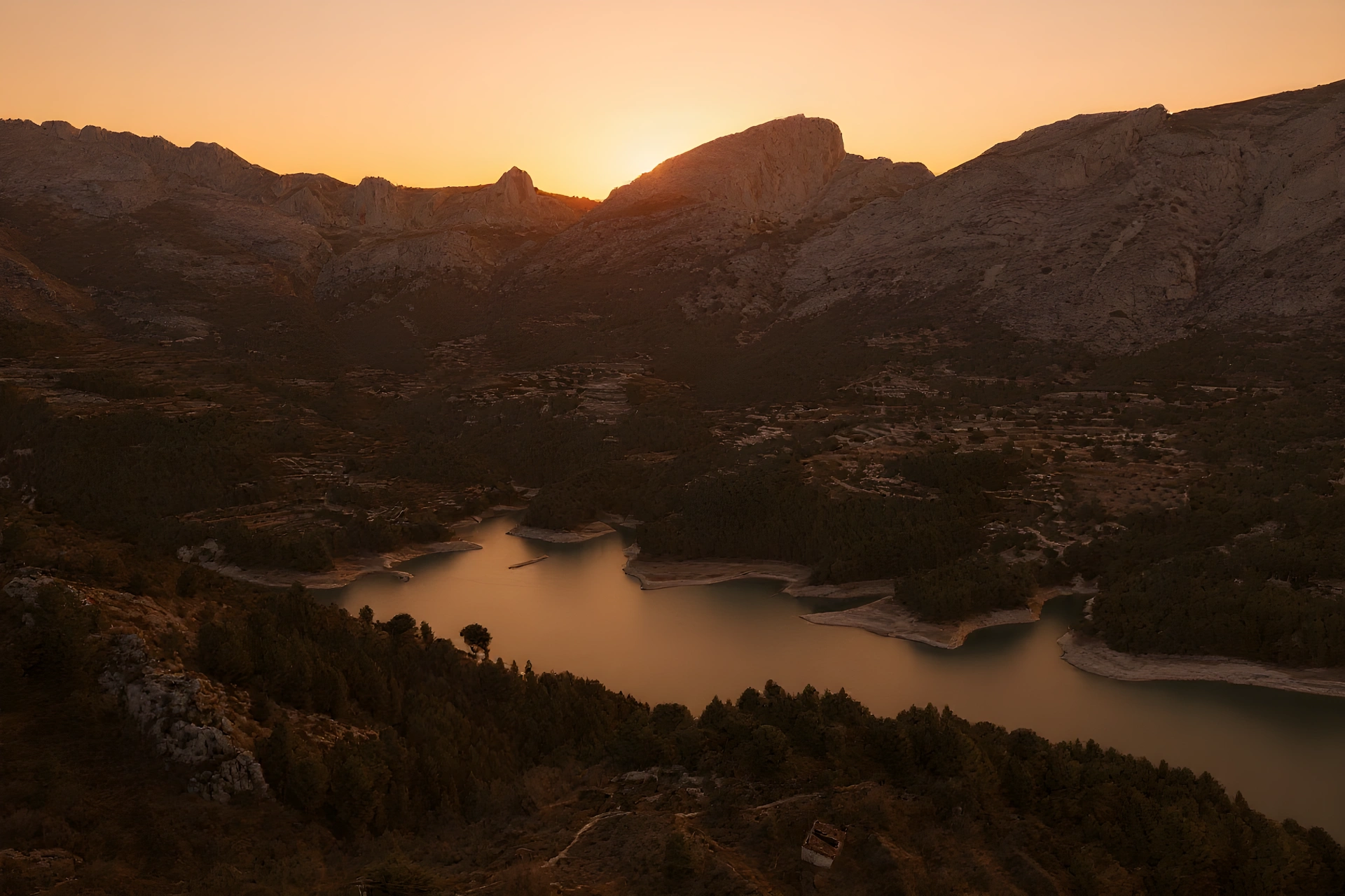 Parking de Guadalest con el pueblo al fondo al atardecer