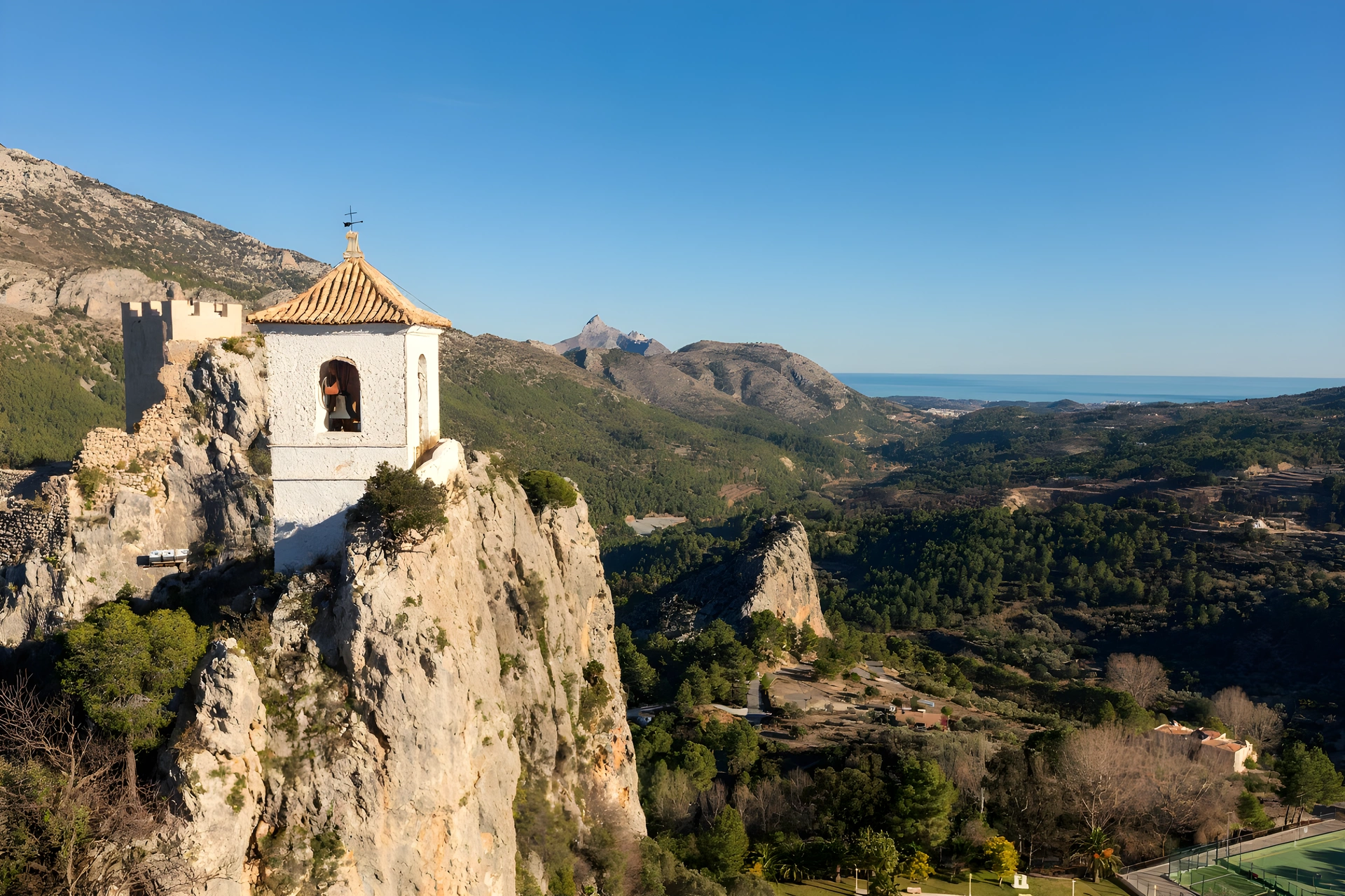 Fachada del restaurante Malvasia en Guadalest al atardecer