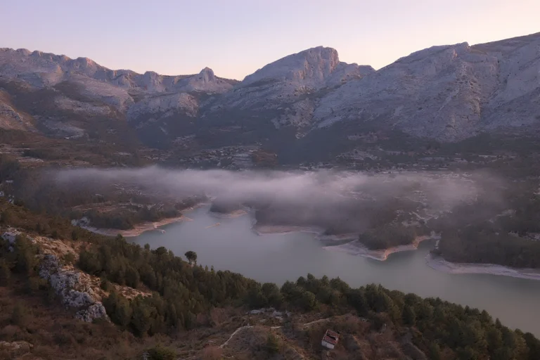 Casa rural de piedra con jardín y vista al embalse de Guadalest