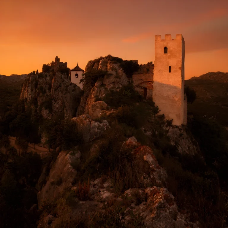 Castillo de San José de Guadalest sobre la roca con el embalse al fondo