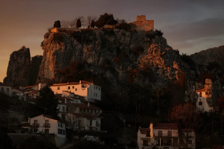 Embalse de Guadalest con agua turquesa entre montañas y el castillo al fondo