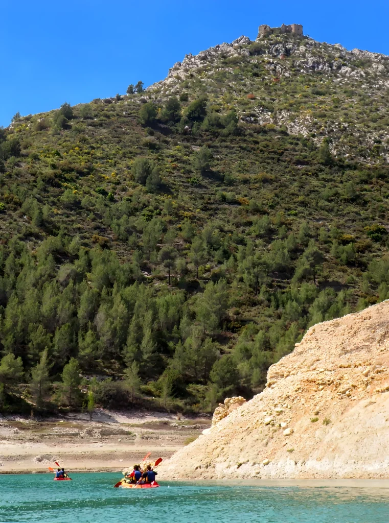 Kayak en el Embalse de Guadalest — Dónde Alquilar, Rutas y Consejos
